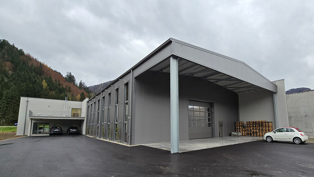 Produktionshalle mit Lagerfläche von Schwarzmann, realisiert für ATC Engineering