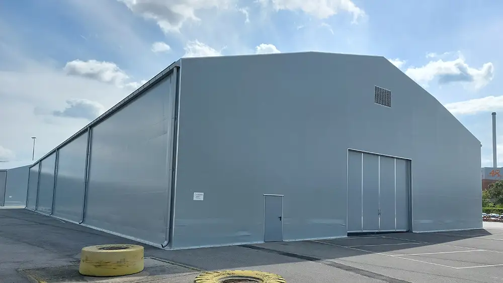 Zelthalle auf Asphaltuntergrund im Hafenbereich