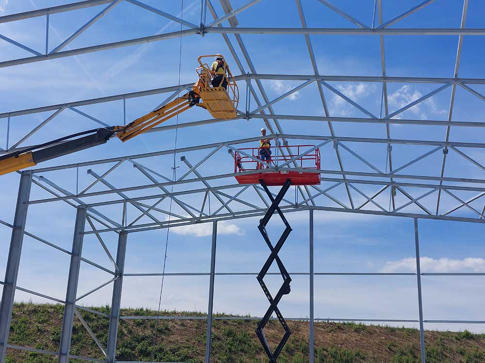 Montage der Stahlkonstruktion einer Halle