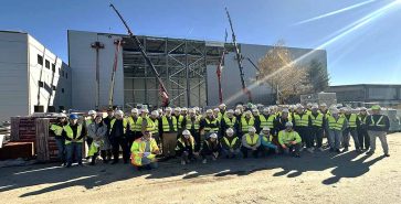 Gruppenfoto des Studentenbesuchs vor dem Hangar in Brnik