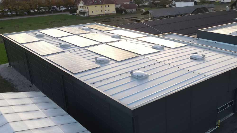 Lichtkuppeln zum Rauchabzug auf dem Dach der Stahlhalle