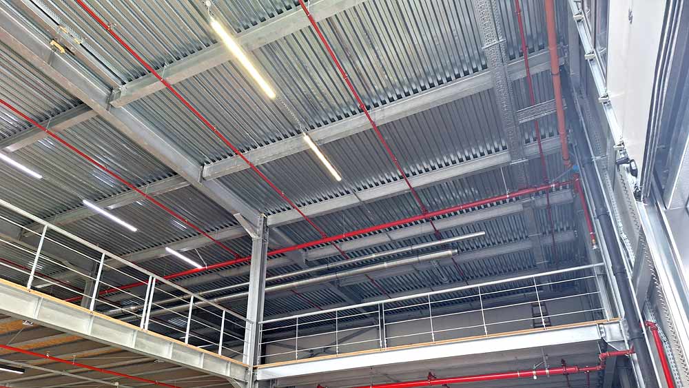 Sprinkleranlage an der Hallendecke