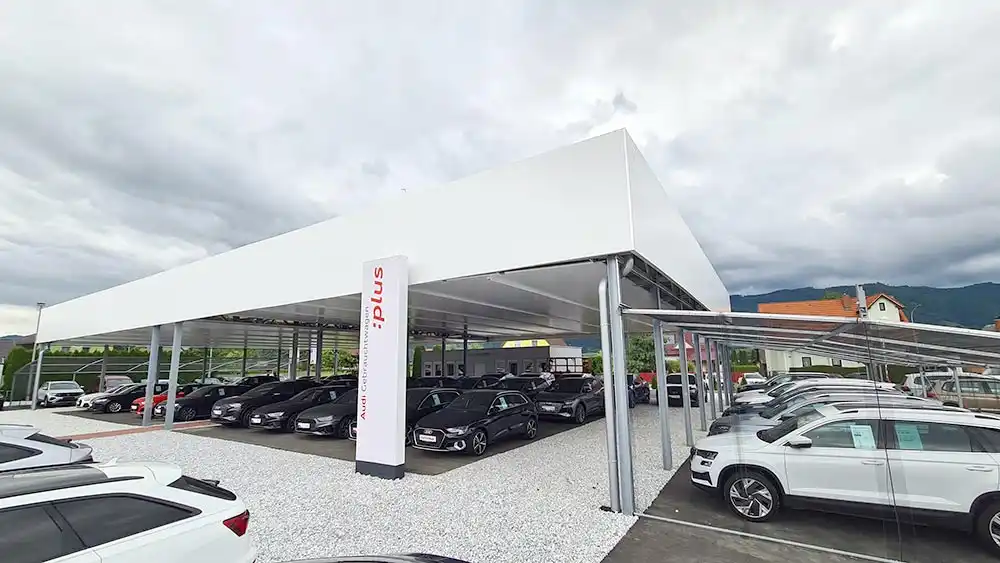 Moderne Parkplatzüberdachung zum Schutz von Fahrzeugen vor Schnee, Regen und Hagel.