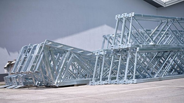 Feuerverzinkte Stahlbauteile einer Hallenkonstruktion