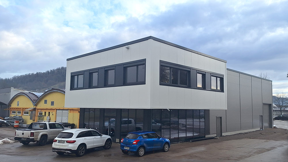 Produktions- und Bürohalle