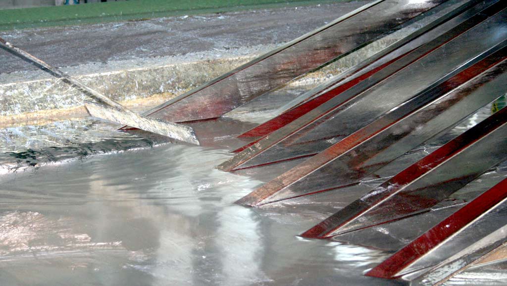 Feuerverzinkung von Stahlbauteilen im Zinkbad