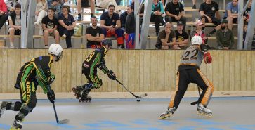 Hockey in einer Sporthalle