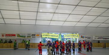 Rollschuhlaufen in einer Sporthalle