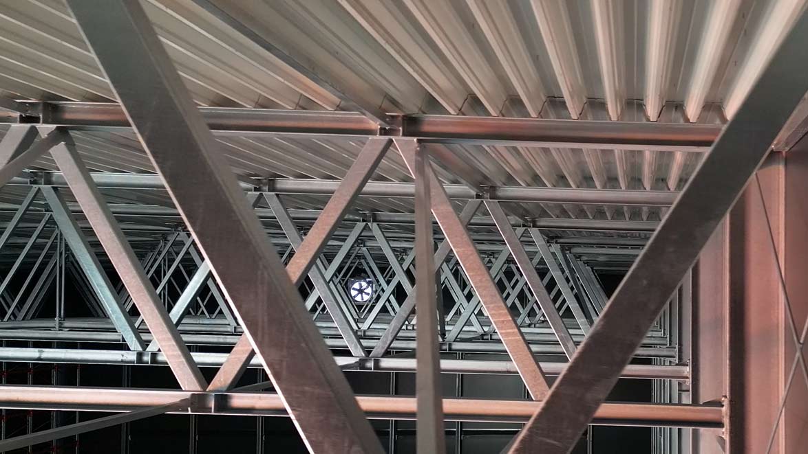 Verzinkte Stahltragkonstruktion einer Stahlhalle im Innenbereich
