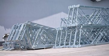 Feuerverzinkte Stahlbauteile einer Hallenkonstruktion