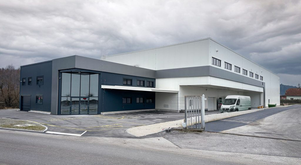 Produktionshalle mit Bürotrakt und überdachter Ladezone