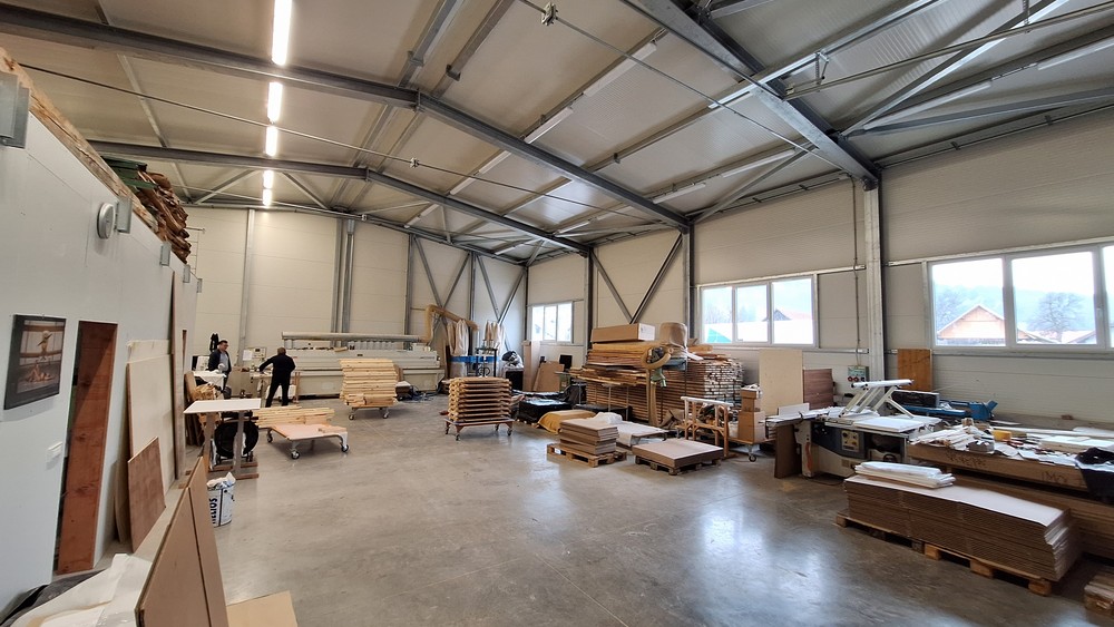 Innenraum einer Tischlerei – großzügige Stahlhalle mit organisierter Produktion