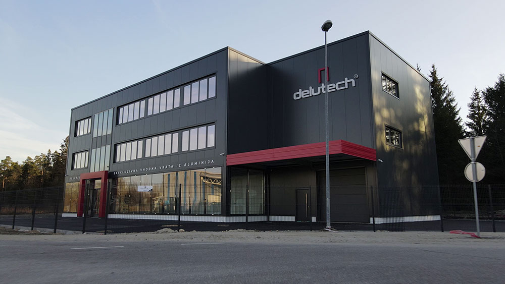Geschäftshalle mit modernem Eingangsbereich