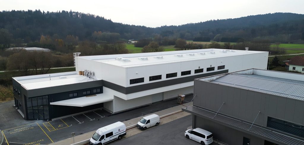 Stahlhalle mit Flachdach