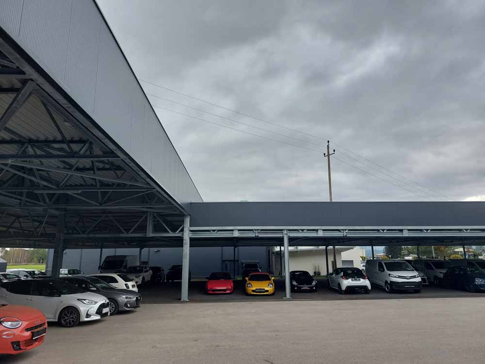 L-förmige Industrieüberdachung als Erweiterung eines Autohauses.