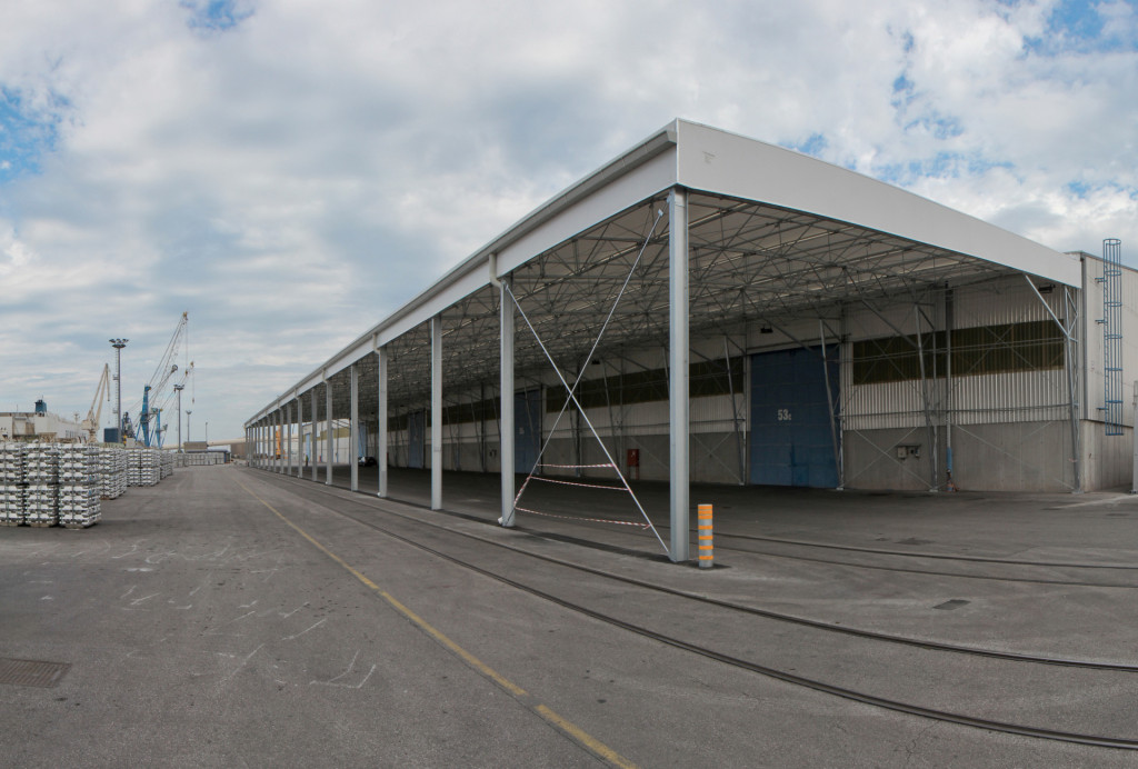 Industrieüberdachung für den Materialumschlag im Hafen.