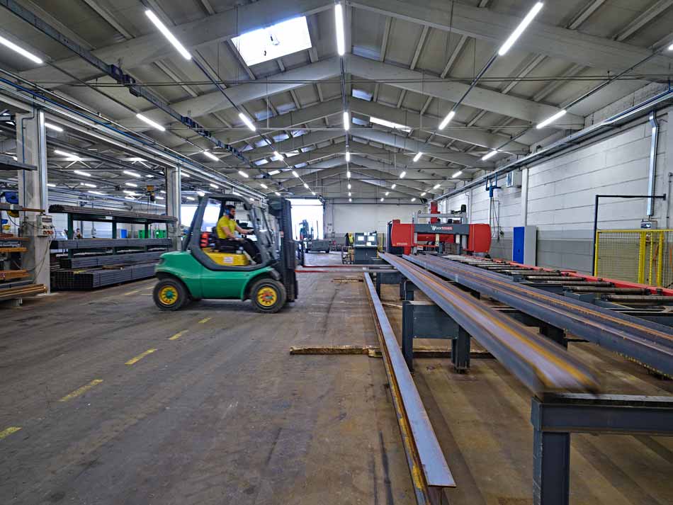 Produktion einer Stahlkonstruktion in der Fertigungshalle von Schwarzmann.
