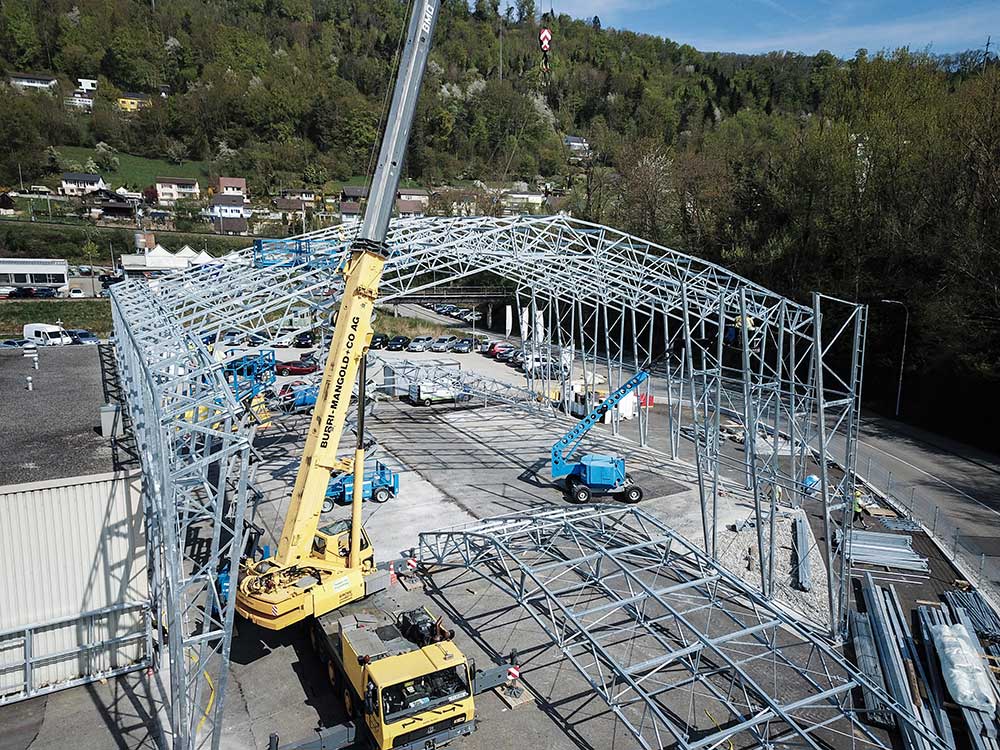 Montage einer Stahlhalle von Schwarzmann in Zusammenarbeit mit Hallen-Plan GmbH
